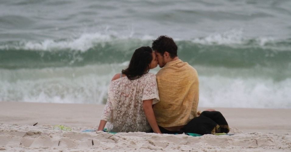 Os atores José Loreto e Débora Nascimento, que interpretam o casal Darkson e Tessália em "Avenida Brasil", trocam beijos na praia da Barra da Tijuca (18/10/12) Apesar de já terem sido vistos juntos algumas vezes, o casal não assume o romance