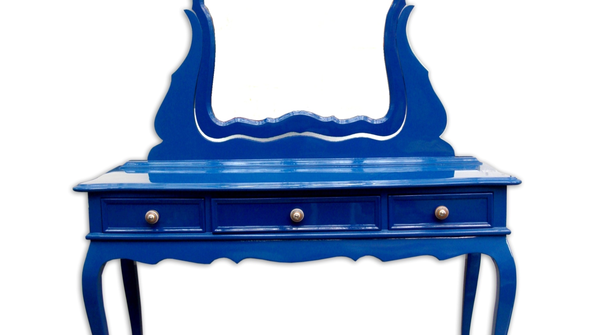 Restaurada pela designer Karina Vargas, a penteadeira Provençal do Estúdio Gloria (www.estudiogloria.com.br), de estilo vintage, tem acabamento em laca. A peça sai por R$ 3.860. Preços pesquisados em outubro de 2012 e sujeitos a alterações - Divulgação