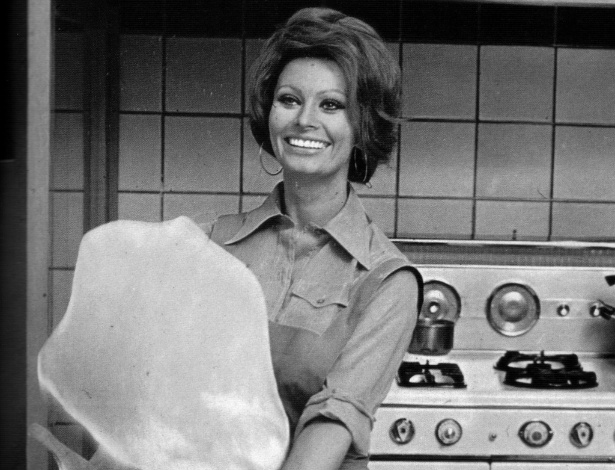 Sofia Loren aprendeu a cozinhar na infância, em Napoli, receitas que mais tarde foram parar no livro "Na Cozinha com Amor" - As Divas na Cozinha - Histórias das Estrelas da Música e do Cinema, de Evânio Alves