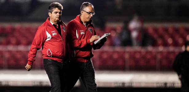 Técnico Ney Franco durante intervalo de jogo entre São Paulo e Atlético-GO no Morumbi - Leonardo Soares/UOL