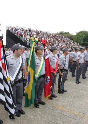 Policiais participam da formatura de 849 sargentos da Polícia Militar do Estado de São Paulo, realizada em pátio da Polícia Militar