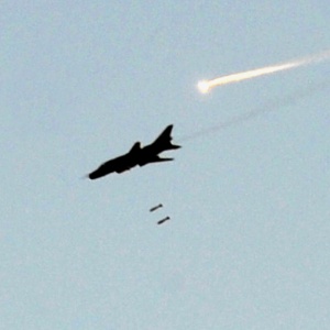 Avião da força aérea síria ataca a cidade de Maaret al Numan, no noroeste do país