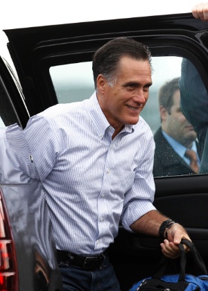 O candidato republicano à Presidência dos Estados Unidos, Mitt Romney,  deixa veículo enquanto se prepara para embarcar em voo, em Newark, nos Estados Unidos - Jim Young/Reuters