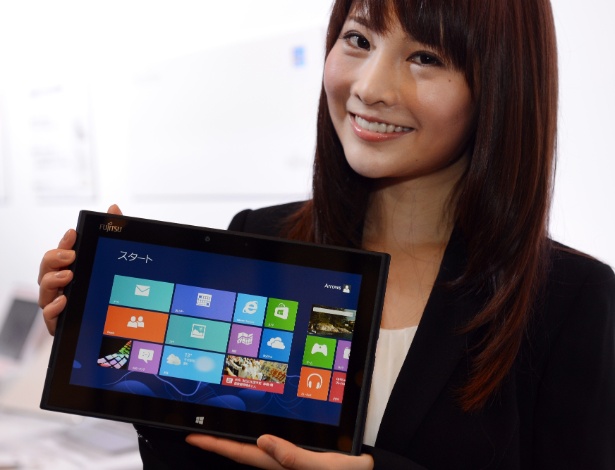 Modelo apresenta tablet com Windows 8; sistema terá estreia mundial nesta sexta-feira (26) - Toshifumi Kitamura/AFP