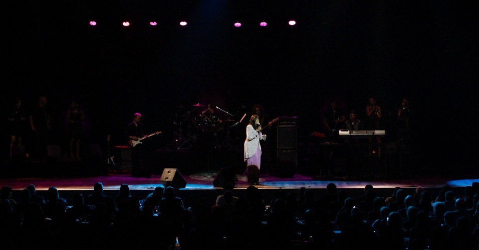 A cantora norte-americana Gloria Gaynor se apresenta no Via Funchal, em São Paulo. O show de Gloria, conhecida pelo hit "I Will Survive", arrecada fundos para a instituição Credipaz, apoiada pela família da cantora (18/10/12) - Thais Aline/AgNews