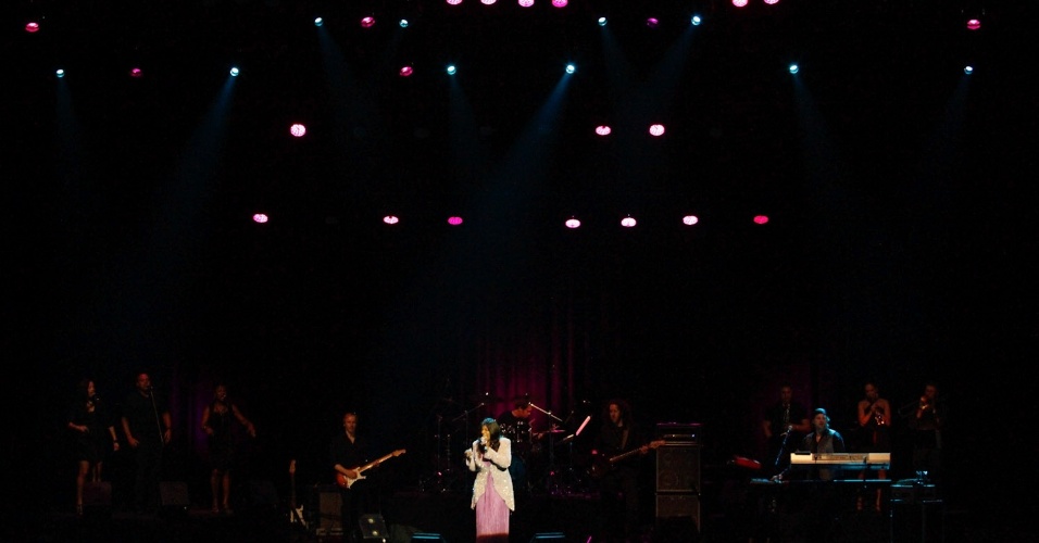 A cantora norte-americana Gloria Gaynor se apresenta no Via Funchal, em São Paulo. O show de Gloria, conhecida pelo hit "I Will Survive", arrecada fundos para a instituição Credipaz, apoiada pela família da cantora (18/10/12) - Thais Aline/AgNews