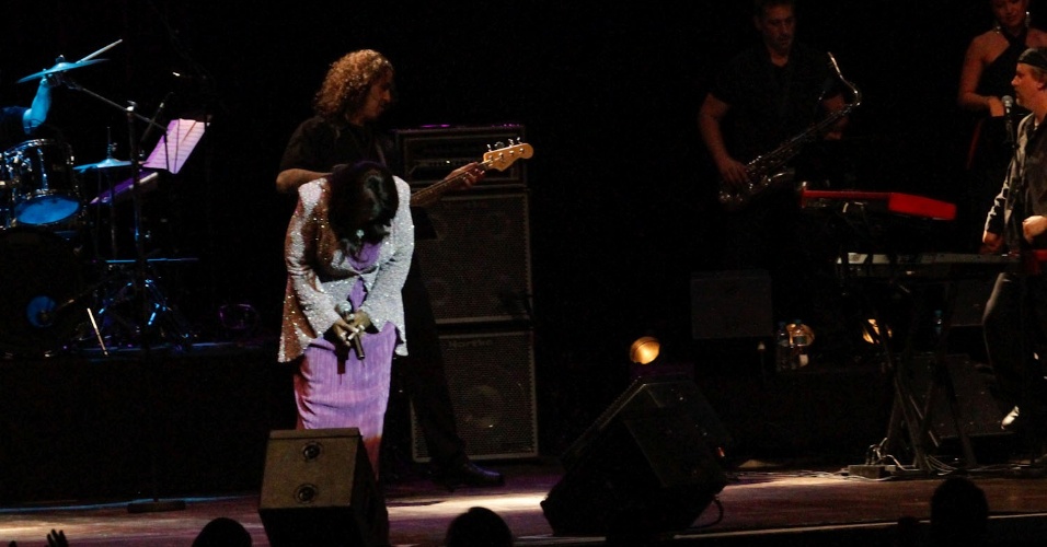 A cantora norte-americana Gloria Gaynor se apresenta no Via Funchal, em São Paulo. O show de Gloria, conhecida pelo hit "I Will Survive", arrecada fundos para a instituição Credipaz, apoiada pela família da cantora (18/10/12) - Thais Aline/AgNews