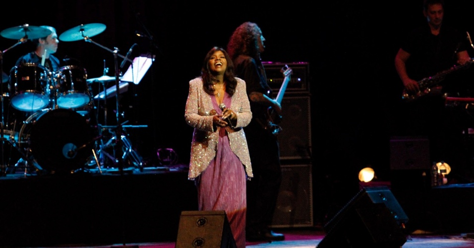 A cantora norte-americana Gloria Gaynor se apresenta no Via Funchal, em São Paulo. O show de Gloria, conhecida pelo hit "I Will Survive", arrecada fundos para a instituição Credipaz, apoiada pela família da cantora (18/10/12) - Thais Aline/AgNews