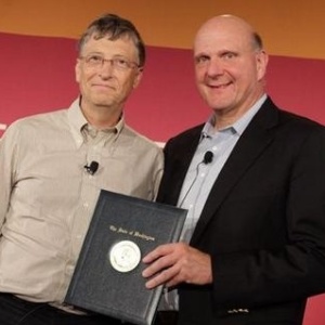 À esquerda, o Bill Gates, à direita, Steve Ballmer - Divulgação