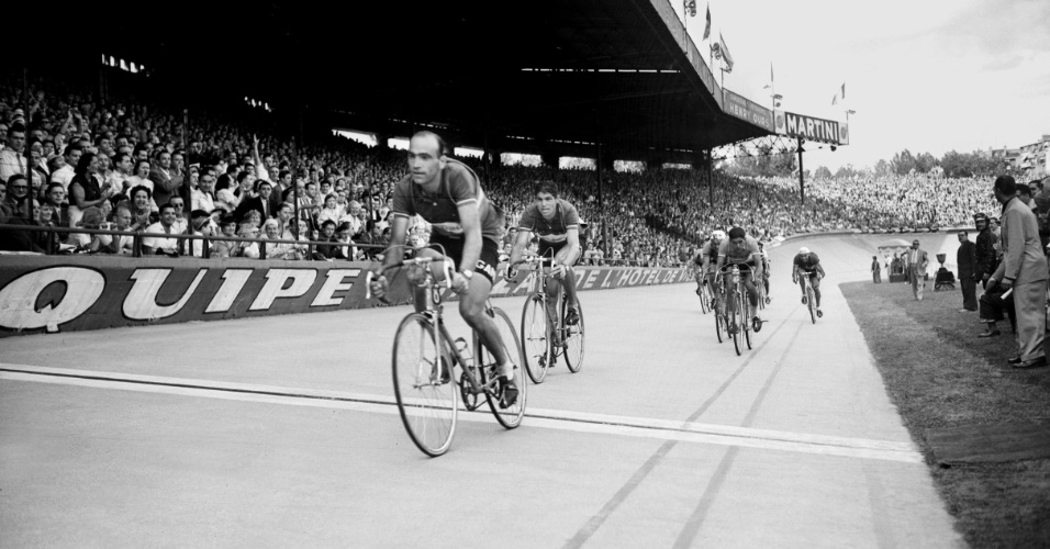 Fiorenzo Magni vence etapa da Volta da França em 1953. Polêmico ciclista italiano morreu no dia 19/10/2012