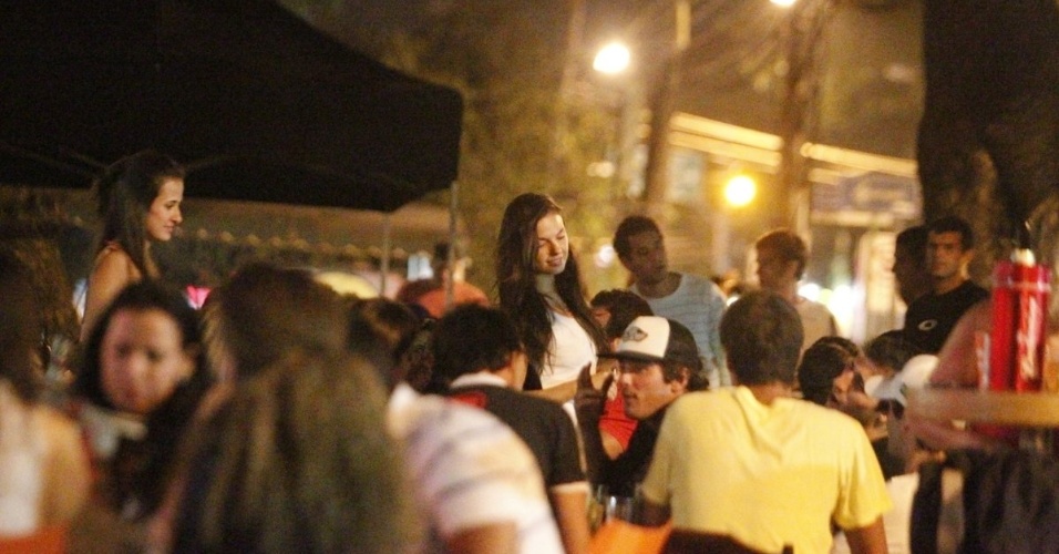 Isis Valverde vai com amigos no restaurante Koni na Barra da Tijuca (18/10/12)
