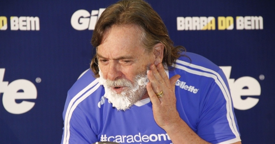 José de Abreu raspa a barba do personagem Nilo, de "Avenida Brasil", para o projeto "Barba do Bem", em prol do Instituto Ayrton Senna, no Hotel Windsor Barra, no Rio de Janeiro (19/10/12)