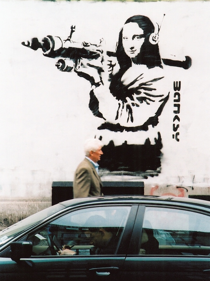 Monalisa segura uma míssel em obra de Bansky, presente no livro "Guerra e Spray", traduzido pela Intrínseca em  - Divulgação