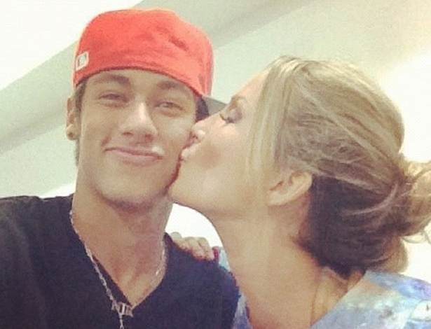 Neymar ganha beijo de Claudia Leitte depois do show da loira no Rio de Janeiro. "Diva! Sou seu fã!", escreveu o jogador no Twitter (18/10/12)