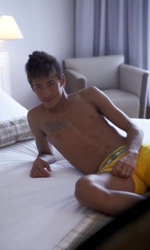 O atacante do Santos Neymar posa de cueca para marca de roupas íntimas no Guarujá (19/10/12). Nesta sexta, amigos do jogador afirmaram que Neymar estaria namorando com a atriz Bruna Marquezine, que participará da próxima novela das 21h, "Salve Jorge"