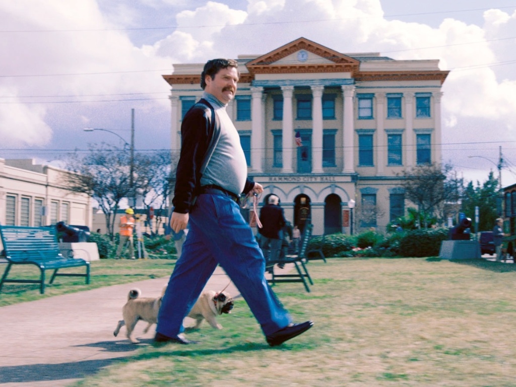 O diretor do centro de turismo local Marty Huggins (Zach Galifianakis) surge como ameaça à influência política de Brady - Divulgação