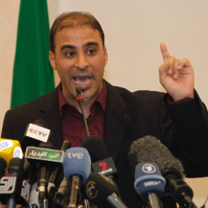 Foto de março de 2011 mostra Mussa Ibrahim, então porta-voz do governo líbio, em entrevista coletiva em Trípoli