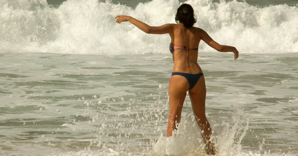 20.out.2012 - Banhista aproveita dia de sol na praia de Ipanema, no Rio de Janeiro