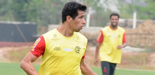 O volante Cáceres voltou a treinar com o grupo após trabalho à parte no sábado - Alexandre Vidal/Fla Imagem