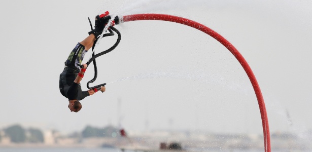 Espanhol Lindsay McQueen fica de ponta-cabeça ao realizar manobra em evento de flyboard, em Doha, Qatar - REUTERS/Fadi Al-Assaad 