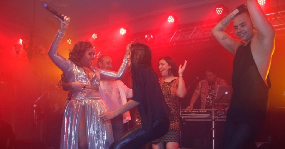 Gaby Amarantos se apresenta durante a festa de lançamento oficial de "Todas as cores, todos os amores",na Sociedade Beneficente União Fraterna, em São Paulo (19/10/12) - Amauri Nehn/AgNews