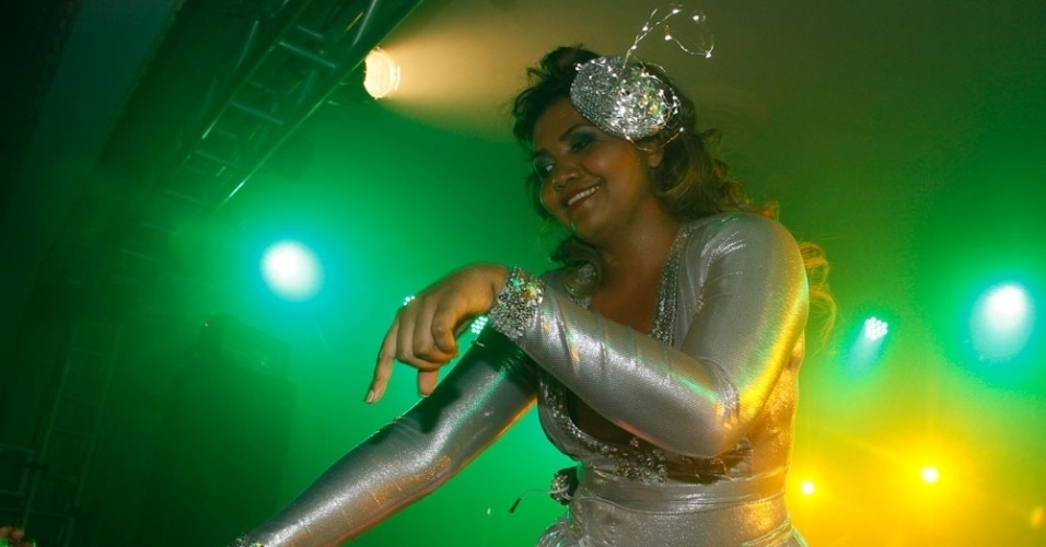 Gaby Amarantos se apresenta durante a festa de lançamento oficial de "Todas as cores, todos os amores",na Sociedade Beneficente União Fraterna, em São Paulo (19/10/12) - Amauri Nehn/AgNews