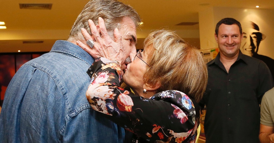 Glória Menezes comemora 78 anos se apresentando na peça "Ensina-me a viver". O evento contou com a presença do marido Tarcísio Meira, a família do casal e famosos (19/10/12)