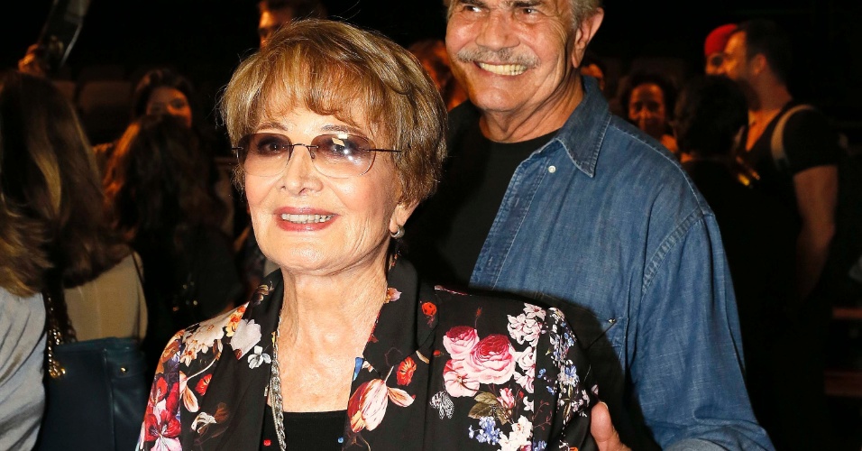 Glória Menezes comemora 78 anos se apresentando na peça "Ensina-me a viver". O evento contou com a presença do marido Tarcísio Meira, a família do casal e famosos (19/10/12)