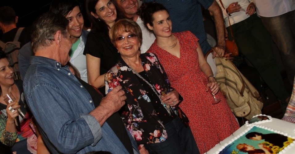 Glória Menezes comemora 78 anos se apresentando na peça "Ensina-me a viver". O evento contou com a presença do marido Tarcísio Meira e famosos (19/10/12)