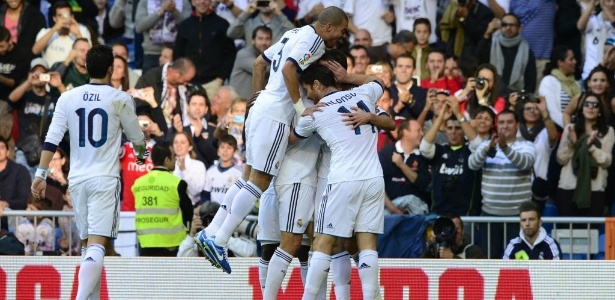 Jogadores do Real comemoram gol marcado pelo argentino Higuaín contra o Celta - Javier Soriano/AFP Photo