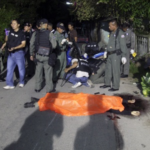 21.out.2012 - Detetives forenses e policiais tailandeses fazem perícia em cena de crime na província de Narathiwat (Tailândia) - Padung Wannalak/Efe