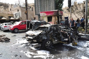 Explosão de um carro bomba em Damasco deixou vários veículos queimados