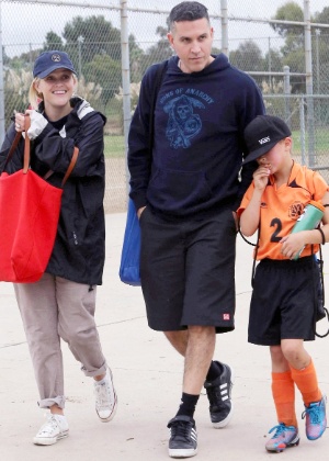 Acompanhada do marido, o ator Tim Toth, Reese Witherspoon leva o filho, Deacon Phillipe, para jogar futebol com os amigos. O menino é filho do seu relacionamento com o ator Ryan Phillipe (21/10/12)