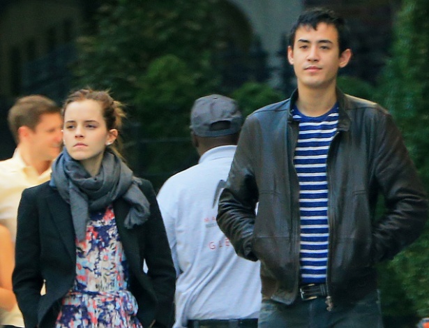 Emma Watson passeia com o namorado, Will Adamowicz, pelas ruas de Nova York (21/10/12)
