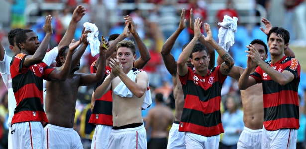 Jogadores do Fla agradecem apoio da torcida após vitória sobre São Paulo no domingo - Júlio César Guimarães/UOL