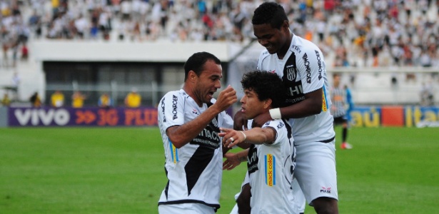 Luan comemora com os companheiros de equipe o gol marcado contra o Santos - Agência Estado