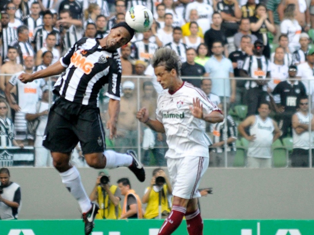 Ronaldinho Gaúcho cabeceia a bola durante partida entre Atlético-MG e Fluminense no Independência