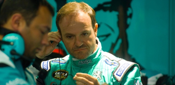 Rubens Barrichello é visto nos boxes após ficar em 22º lugar na etapa de Curitiba - Miguel Costa Jr./MF2