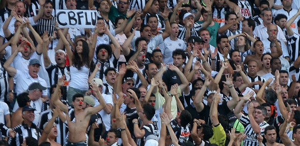Atleticanos protestam contra CBF durante jogo com Fluminense no Independência - Agência Estado
