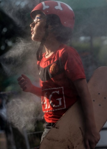 21.out.2012 - Criança se diverte com jato d'água no Parque do Ibirapuera, em São Paulo