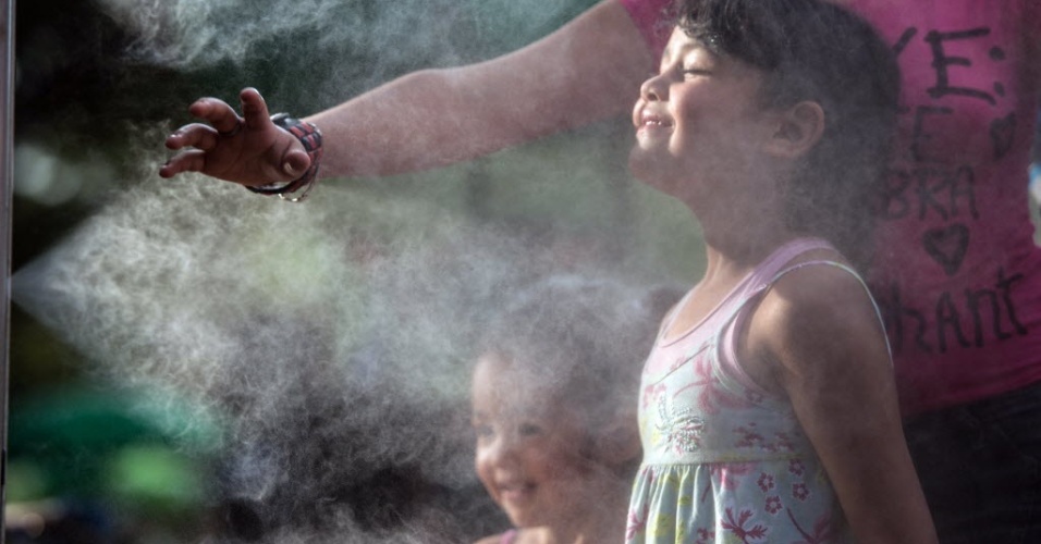 21.out.2012 - Crianças se divertem com jato d'água no Parque do Ibirapuera, em São Paulo
