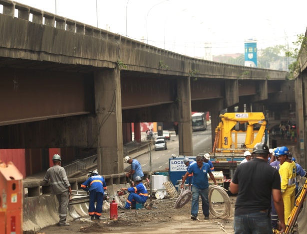 Em foto de 2012, início da demolição de rampa de acesso à perimetral, na altura da avenida Barão de Teffé, no Rio; a viga desaparecida é a parte marrom do viaduto - Gabriel de Paiva/Agência O Globo 