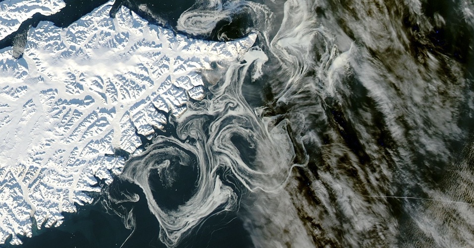 22.out.2012 - A Nasa (Agência Espacial Norte-Americana) divulgou nesta segunda-feira (22) imagem do mar de gelo na costa leste da Groenlândia. A fotografia foi feita pelo instrumento Modis da agência no último dia 16