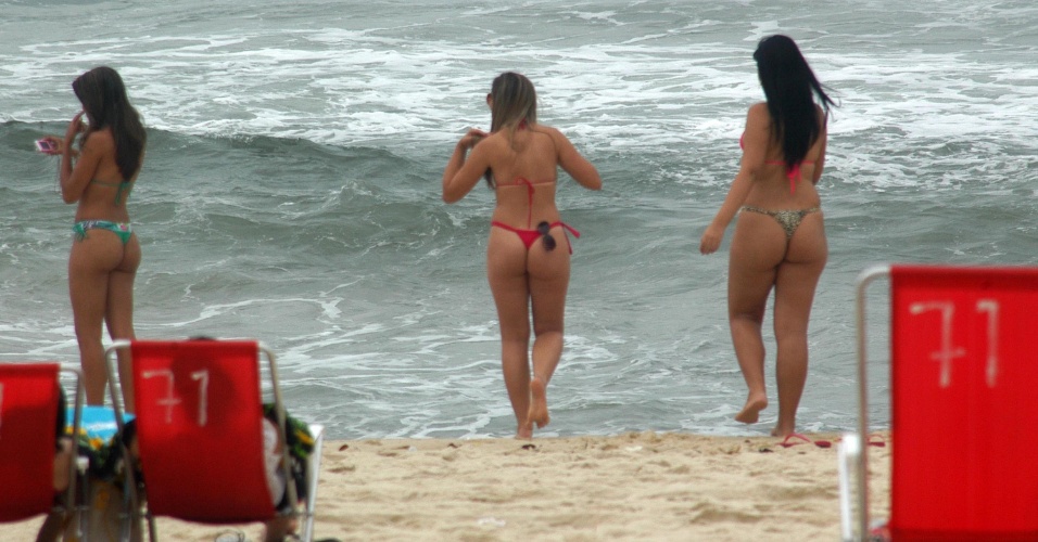 22.out.2012 - Banhistas aproveitam dia de sol na praia de Ipanema, no Rio de Janeiro