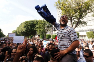 Manifestantes protestam contra a violência religiosa e política na Tunísia