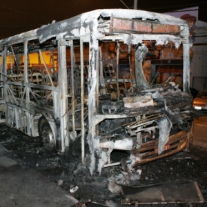 Criminosos atearam fogo em ônibus no bairro do Jaçanã, na zona norte da capital paulista - Mário Angelo/Sigmapress/Folhapress