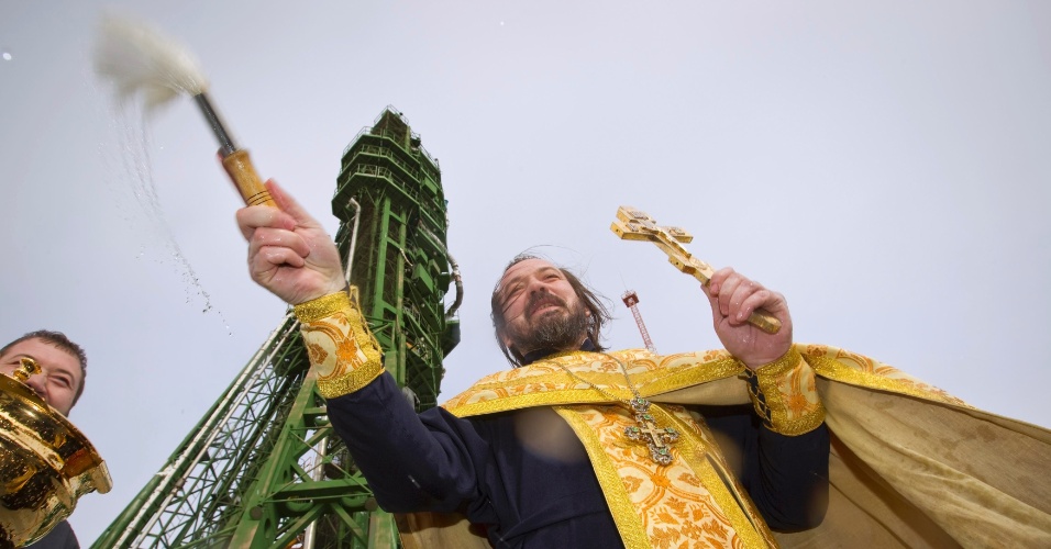 22.out.2012 - Um padre católico ortodoxo faz nesta segunda-feira (22) cerimônia religiosa em frente à nave Soyuz, no cosmódromo Baikonur, no Cazaquistão. Na próxima terça-feira (23), os russos Oleg Novitskiy e Evgeny Tarelkin e o norte-americano Kevin Ford serão lançados ao espaço para uma missão de seis meses Estação Espacial Internacional (ISS, na sigla em inglês)