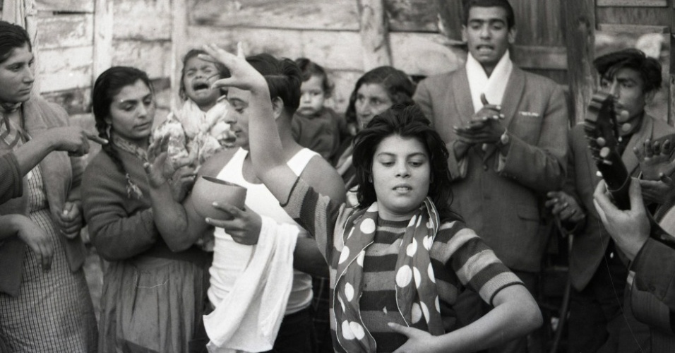 A mostra também revisa os anos 40, 50 e 60, em que ocorre a migração dos ciganos do campo para as cidades e das cidades aos subúrbios dos centros urbanos. Isabel Hernángez, conhecida como Colita, tirou essa foto em 1963 - Isabel Hernángez