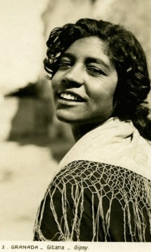 A partir do século 19, há uma série de documentos com normas de como devem viver, trabalhar, se vestir e até de como devem falar. Aqui, um postal da década de 20 em Granada - Divulgação