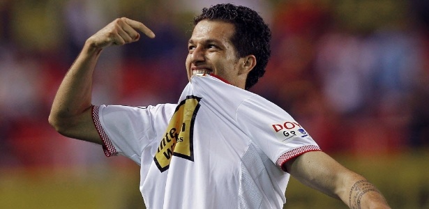 Lateral direito Cicinho comemora gol marcado pelo Sevilla antes de sofrer grave lesão no joelho - Julio Muñoz/EFE